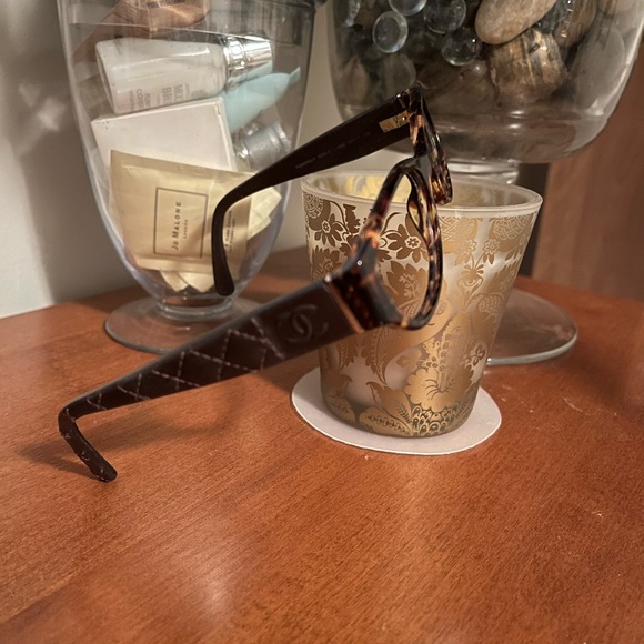 Chanel Quilted Sunglasses Case with Tortoise Shell Glasses - Picture 2 of 7